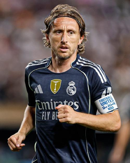 挪威后卫：中场休息时哈兰德让我们多传中，最后奏效了