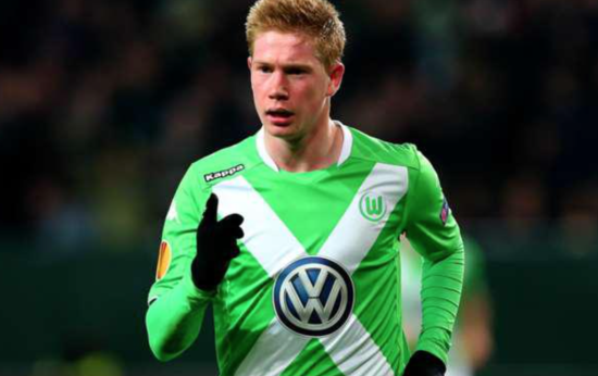 AC米兰通过老将策略增强阵容，引进莫德里奇和蒂亚戈-席尔瓦，弥补后防不足，延续稳定表现。