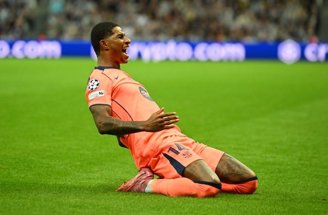 足球国足忙碌备战，训练场加练至夜晚