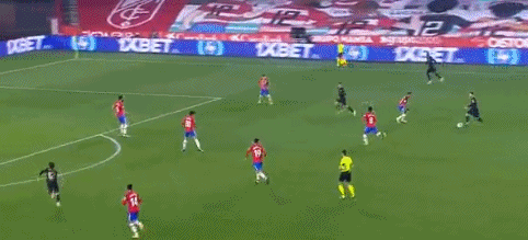 两人传接球，第三人要动 国际米兰这场比赛中有大量的“第三人动” 战术视角