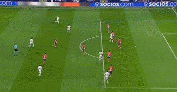 有些尴尬，巴林门将在成功扑救后不慎用脚打入乌龙且弄伤自己